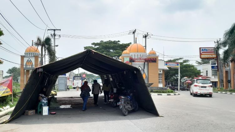 Pemerintah Kabupaten Bekasi telah menyediakan tenda darurat sebagai solusi sementara bagi warga yang terdampak penggusuran di Cikarang Utara. Namun, banyak warga menilai tenda tersebut tidak layak dihuni, terutama di tengah musim penghujan.