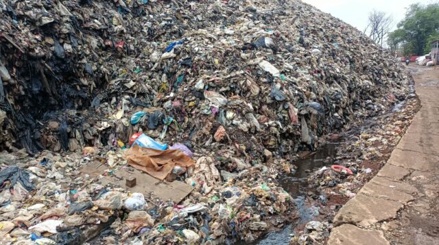 Tunpukan sampah di TPA Burangkeng.