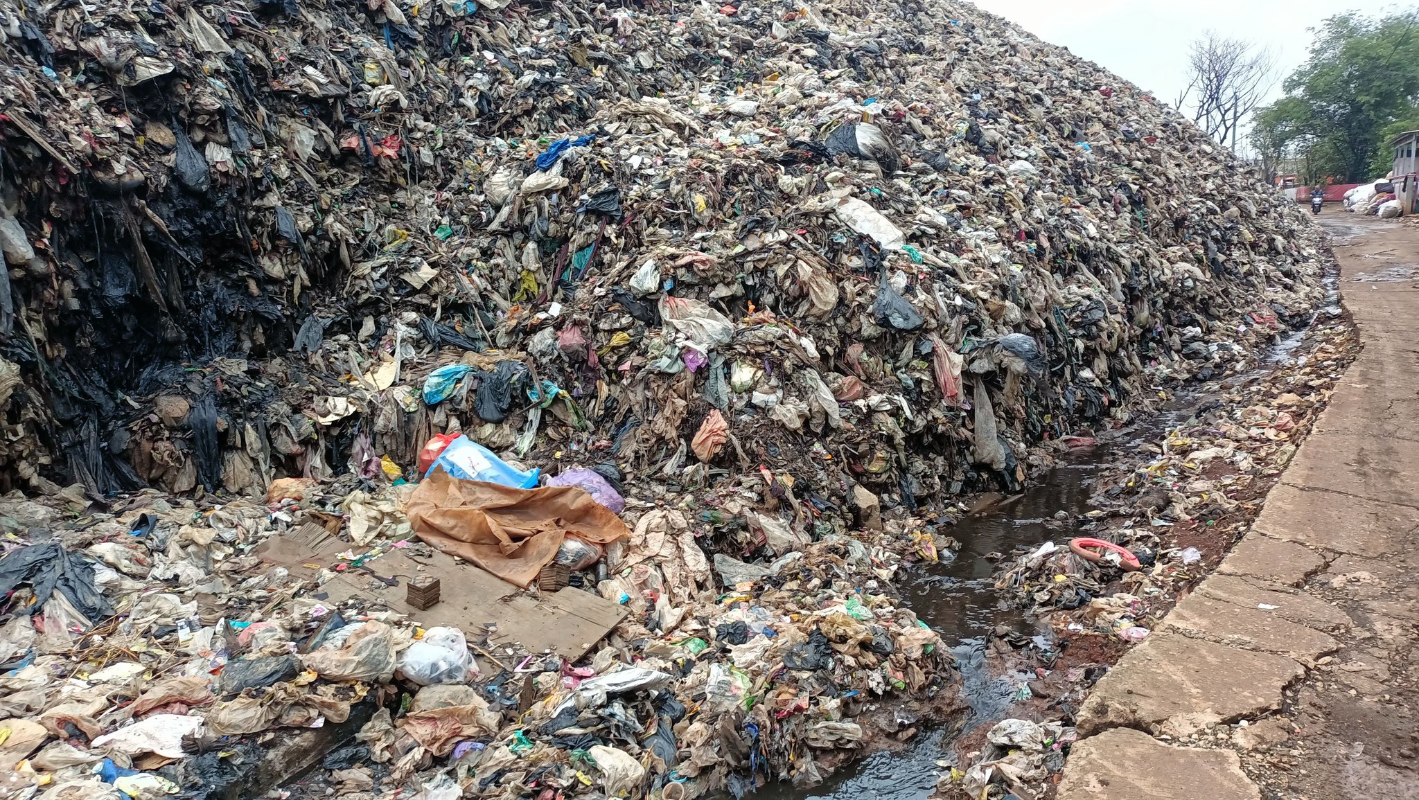 Tunpukan sampah di TPA Burangkeng.