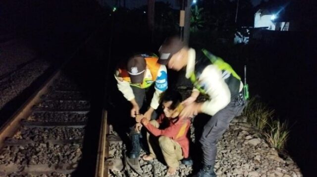 Petugas pengamanan (PAM) PT Kereta Api Indonesia (KAI) berhasil menangkap seorang pelaku pencurian kabel grounding (track circuit) di jalur hilir petak jalan antara Stasiun Cikarang dan Stasiun Tambun, Kabupaten Bekasi