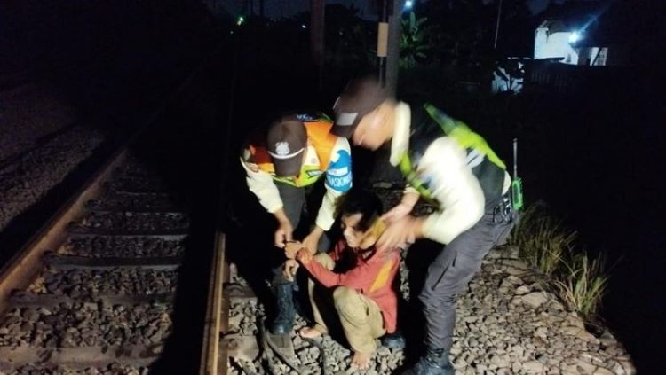 Petugas pengamanan (PAM) PT Kereta Api Indonesia (KAI) berhasil menangkap seorang pelaku pencurian kabel grounding (track circuit) di jalur hilir petak jalan antara Stasiun Cikarang dan Stasiun Tambun, Kabupaten Bekasi