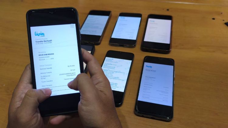 Warga menggelar aksi unik berupa transfer uang receh ke Rekening Kas Umum Daerah (RKUD) Pemerintah Kabupaten Bekasi. Aksi ini dilakukan sebagai bentuk sindiran terhadap rendahnya Pendapatan Asli Daerah (PAD) hingga dampak adanya pemangkasan dana transfer ke daerah (TKD) oleh pemerintah pusat.