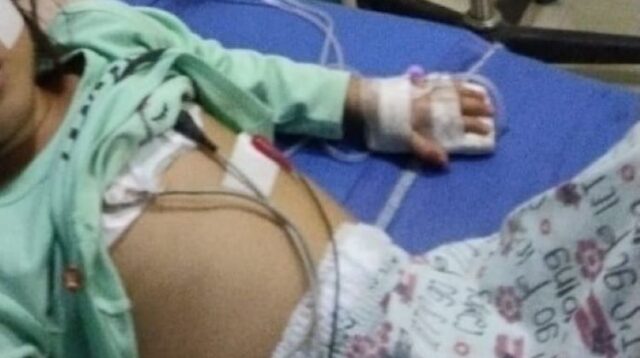 Naila, seorang anak berusia 4 tahun, harus menjalani perawatan di rumah sakit akibat memburuknya kondisi kesehatan yang disebabkan oleh kurangnya asupan gizi. Anak bungsu dari pasangan Anim dan Suryanah yang berasal dari Desa Sukarapih, Kecamatan Tambelang ini kerap kali hanya mengonsumsi mie instan sebagai makanan utama karena keterbatasan ekonomi yang dihadapi keluarganya.