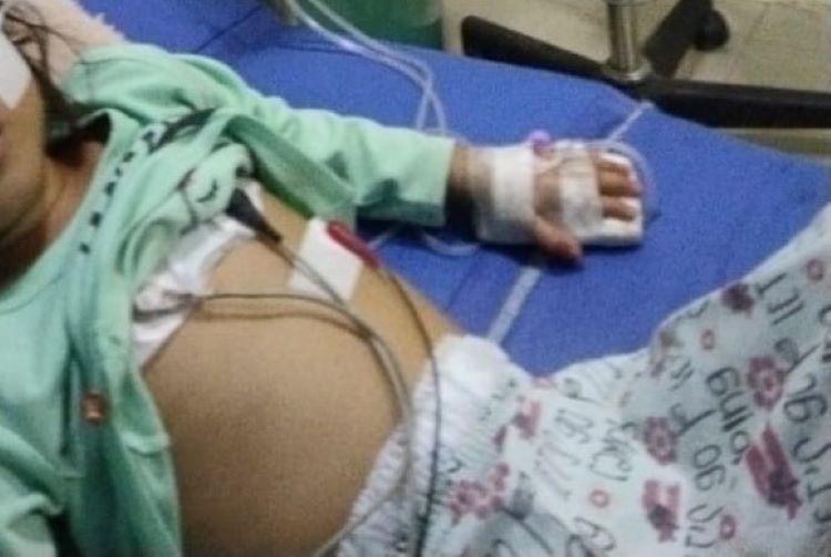 Naila, seorang anak berusia 4 tahun, harus menjalani perawatan di rumah sakit akibat memburuknya kondisi kesehatan yang disebabkan oleh kurangnya asupan gizi. Anak bungsu dari pasangan Anim dan Suryanah yang berasal dari Desa Sukarapih, Kecamatan Tambelang ini kerap kali hanya mengonsumsi mie instan sebagai makanan utama karena keterbatasan ekonomi yang dihadapi keluarganya.