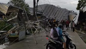 Hujan deras disertai angin kencang melanda wilayah Desa Sukabungah, Kecamatan Bojongmangu, Kabupaten Bekasi, pada Senin (10/11) sore.