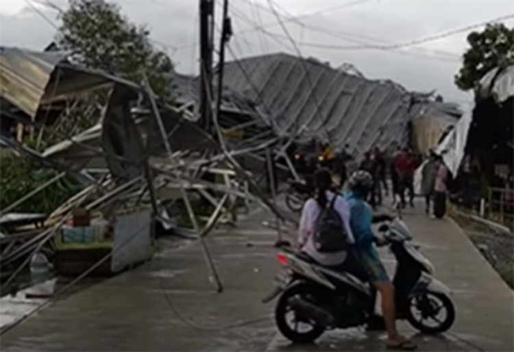 Hujan deras disertai angin kencang melanda wilayah Desa Sukabungah, Kecamatan Bojongmangu, Kabupaten Bekasi, pada Senin (10/11) sore.