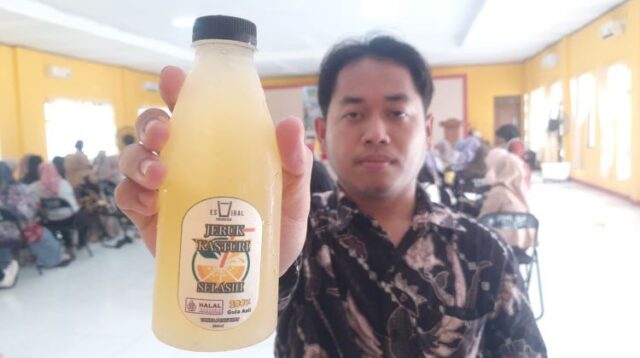 Fajar Firdaus. Warga Desa Sukaragam, Kecamatan Serang Baru, Kabupaten Bekasi ini memulai usaha minuman jeruk segar yang diberinama Jeruk Kasturi Selasih. Usaha ini mulai dirintis pada tahun 2022, tepat setelah pandemi COVID-19 mulai mereda. 