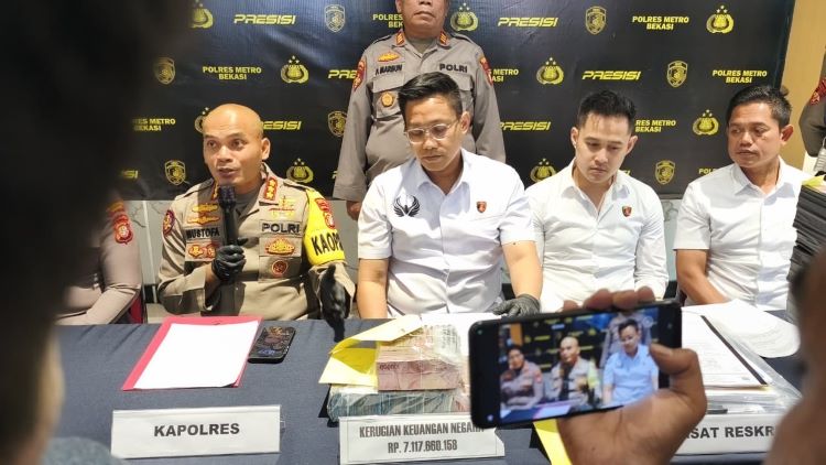 Polres Metro Bekasi mengungkap kasus dugaan tindak pidana korupsi terkait penyalahgunaan dana hibah oleh National Paralympic Committee of Indonesia (NPCI) yang bersumber dari APBD Kabupaten Bekasi tahun anggaran 2024. Dalam kasus ini, dua orang telah ditetapkan sebagai tersangka, yaitu Ketua NPCI Kabupaten Bekasi, Kardi Leo, dan bendaharanya, Norman Julian.