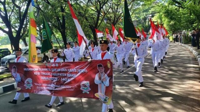 Pawai Ta’aruf menjadi rangkaian pembukaan MTQ ke-57 di Komplek Perkantoran Pemkab Bekasi, Senin (17/11).