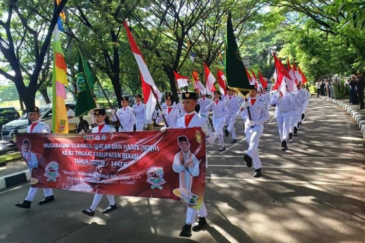 Pawai Ta’aruf menjadi rangkaian pembukaan MTQ ke-57 di Komplek Perkantoran Pemkab Bekasi, Senin (17/11).
