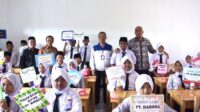 Program bantuan pembangunan sekolah dari Corporate Social Responsibility (CSR) PT Harrosa Darma Nusantara dan PT Suzuki Indomobil Motor berhasil menghadirkan kebahagiaan di wajah para siswa Madrasah Diniyah Takmiliyah Awaliyah (MDTA) Al Barkah, Desa Cicau, Kecamatan Cikarang Pusat, Kabupaten Bekasi.