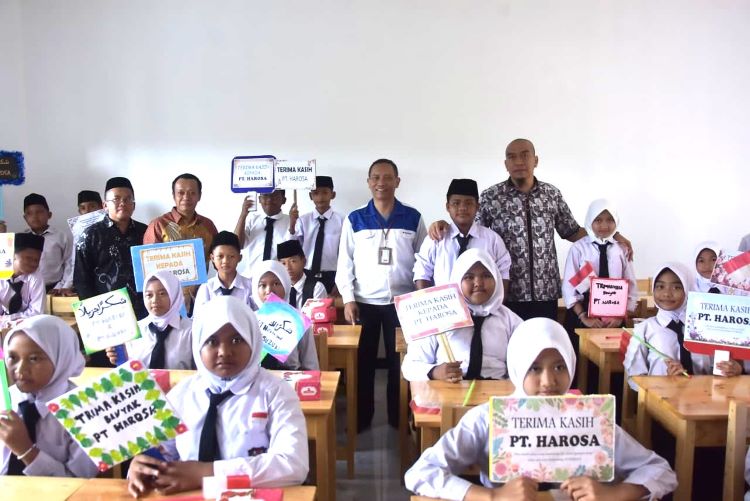 Program bantuan pembangunan sekolah dari Corporate Social Responsibility (CSR) PT Harrosa Darma Nusantara dan PT Suzuki Indomobil Motor berhasil menghadirkan kebahagiaan di wajah para siswa Madrasah Diniyah Takmiliyah Awaliyah (MDTA) Al Barkah, Desa Cicau, Kecamatan Cikarang Pusat, Kabupaten Bekasi.