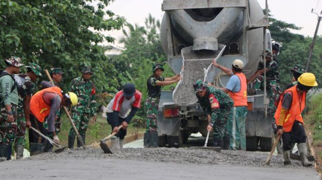 Pengecoran jalan oleh Satgas TMMD di Kampung Cempaka RT 04/RW 02, Desa Nagacipta, Kecamatan Serang Baru, Kabupaten Bekasi beberapa waktu lalu.