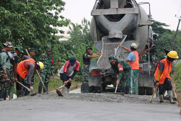 Pengecoran jalan oleh Satgas TMMD di Kampung Cempaka RT 04/RW 02, Desa Nagacipta, Kecamatan Serang Baru, Kabupaten Bekasi beberapa waktu lalu.