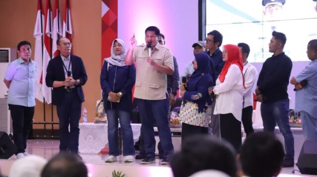 Menteri Perumahan dan Kawasan Permukiman (PKP), Mauarar Sirait saat memimpin acara Sosialisasi KUR Perumahan dan KPR FLPP di Gedung Swatantra Wibawa Mukti, Kabupaten Bekasi, Jumat (21/11).