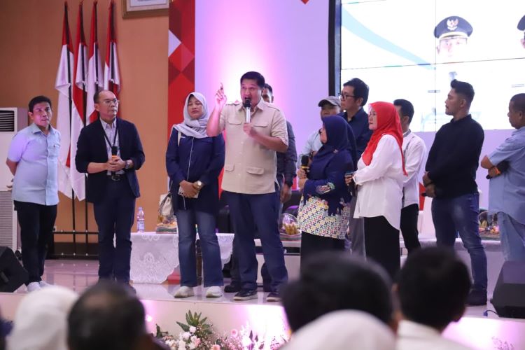 Menteri Perumahan dan Kawasan Permukiman (PKP), Mauarar Sirait saat memimpin acara Sosialisasi KUR Perumahan dan KPR FLPP di Gedung Swatantra Wibawa Mukti, Kabupaten Bekasi, Jumat (21/11).