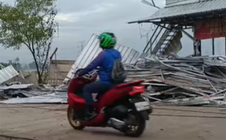 Pasca bencana angin kencang di Bukit Hyundai, Jalan Raya Sukabungah, Kecamatan Bojongmangu, Kabupaten Bekasi kini sudah bisa dilalui pengendara, setelah sebelumnya tertutup atap baja ringan dari bangunan cafe yang ambruk ke jalan.
