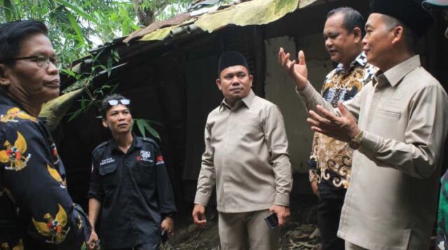 Wakil Ketua DPRD Kabupaten Bekasi, Usup Supriatna meninjau langsung lokasi bencana tanah longsor di Desa Nagasari, Kecamatan Serang Baru, Kabupaten Bekasi.