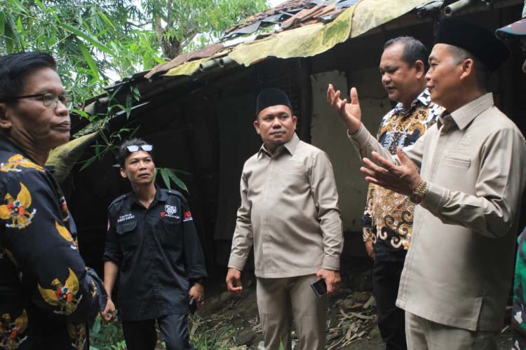 Wakil Ketua DPRD Kabupaten Bekasi, Usup Supriatna meninjau langsung lokasi bencana tanah longsor di Desa Nagasari, Kecamatan Serang Baru, Kabupaten Bekasi.
