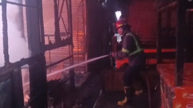 Petugas Pemadam Kebakaran Kabupaten Bekasi saat melakukan pemadaman di area Pasar Baru Cikarang yang terbakar, Selasa (04/11) pagi.