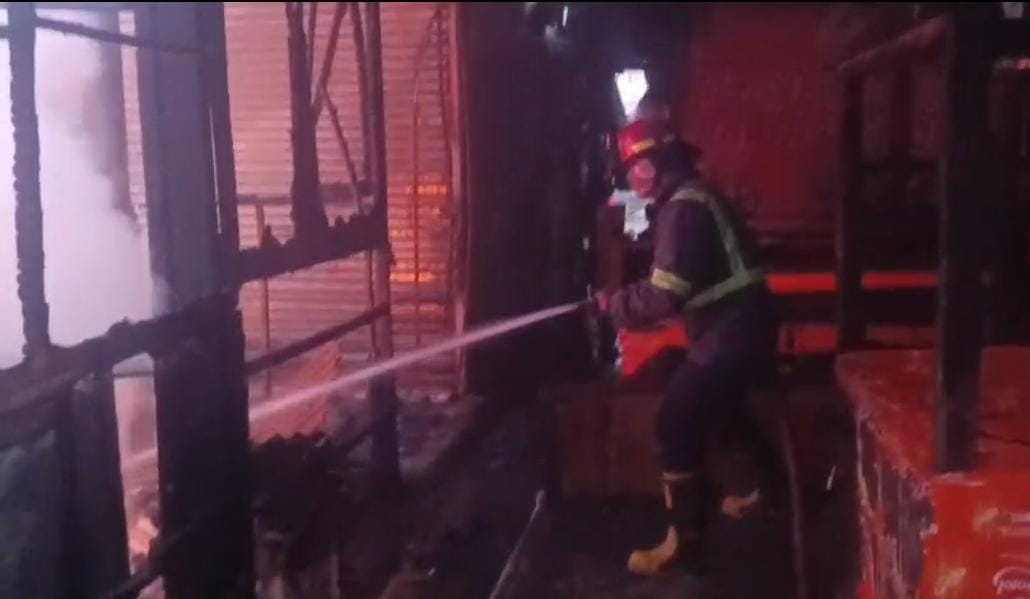 Petugas Pemadam Kebakaran Kabupaten Bekasi saat melakukan pemadaman di area Pasar Baru Cikarang yang terbakar, Selasa (04/11) pagi.