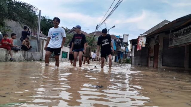 banjir Banjir akibat luapan Kali Cikarang kembali melanda sejumlah wilayah di Kabupaten Bekasi, Sabtu (01/11). Berdasarkan data sementara dari Badan Penanggulangan Bencana Daerah (BPBD) Kabupaten Bekasi, banjir telah merendam pemukiman warga di sejumlah titik di tujuh kecamatan.