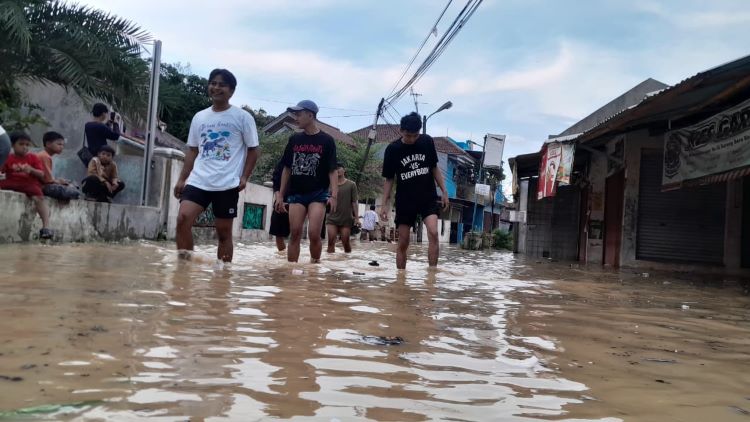 Banjir akibat luapan Kali Cikarang kembali melanda sejumlah wilayah di Kabupaten Bekasi, Sabtu (01/11). Berdasarkan data sementara dari Badan Penanggulangan Bencana Daerah (BPBD) Kabupaten Bekasi, banjir telah merendam pemukiman warga di sejumlah titik di tujuh kecamatan.