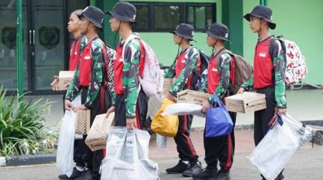 Selama LDKS, Puluhan siswa Sekolah Menengah Pertama (SMP) dari berbagai sekolah di Kabupaten Bekasi menjalani berbagai aktivitas yang dirancang untuk membentuk karakter dan kedisiplinan di Batalyon Infanteri 202/Tajimalela.