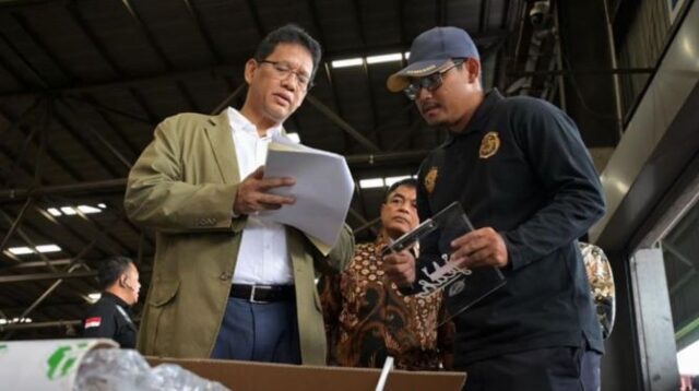 Menteri Keuangan, Purbaya Yudhi Sadewa, melakukan inspeksi mendadak (sidak) ke Kantor Pengawasan dan Pelayanan Bea Cukai Tipe Madya Pabean (KPPBC TMP) Tanjung Perak. Dalam kunjungannya, Purbaya menemukan kejanggalan terkait harga barang impor yang dilaporkan.