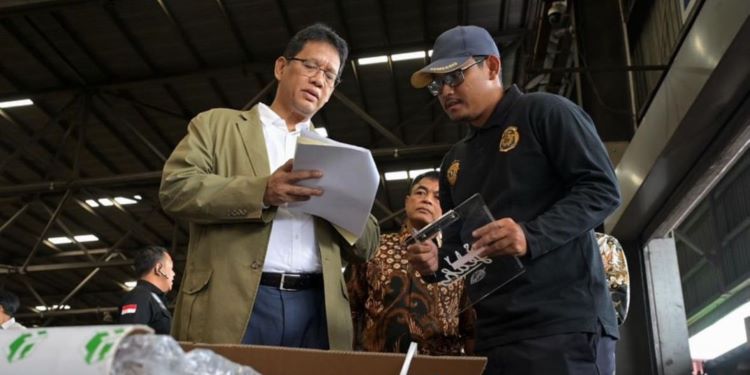 Menteri Keuangan, Purbaya Yudhi Sadewa, melakukan inspeksi mendadak (sidak) ke Kantor Pengawasan dan Pelayanan Bea Cukai Tipe Madya Pabean (KPPBC TMP) Tanjung Perak. Dalam kunjungannya, Purbaya menemukan kejanggalan terkait harga barang impor yang dilaporkan.