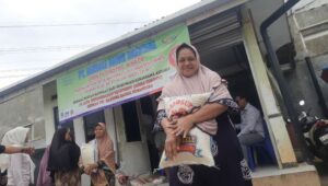 PT Harrosa Darma Nusantara bersama PT Jaya Refrigeration Equipment (Midea Indonesia) menyerahkan bantuan berupa 13 ton beras kepada warga Desa Cibuntu, Kecamatan Cibitung, Kabupaten Bekasi, pada Jumat (14/11). Bantuan ini merupakan bagian dari program tanggung jawab sosial perusahaan (CSR) kepada masyarakat sekitar.