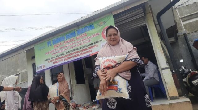 PT Harrosa Darma Nusantara bersama PT Jaya Refrigeration Equipment (Midea Indonesia) menyerahkan bantuan berupa 13 ton beras kepada warga Desa Cibuntu, Kecamatan Cibitung, Kabupaten Bekasi, pada Jumat (14/11). Bantuan ini merupakan bagian dari program tanggung jawab sosial perusahaan (CSR) kepada masyarakat sekitar.