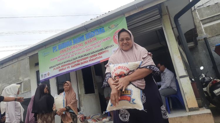 PT Harrosa Darma Nusantara bersama PT Jaya Refrigeration Equipment (Midea Indonesia) menyerahkan bantuan berupa 13 ton beras kepada warga Desa Cibuntu, Kecamatan Cibitung, Kabupaten Bekasi, pada Jumat (14/11). Bantuan ini merupakan bagian dari program tanggung jawab sosial perusahaan (CSR) kepada masyarakat sekitar.
