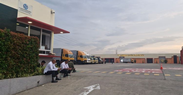 Dua perusahaan transporter limbah di Kabupaten Bekasi, yakni PT Harrosa Darma Nusantara (HDN) dan PT Harosindo Teknologi Indonesia (HTI), menegaskan komitmennya untuk mematuhi regulasi yang berlaku serta mendukung program pemerintah melalui Asta Cita, yang dicanangkan oleh Presiden Republik Indonesia, Prabowo Subianto.