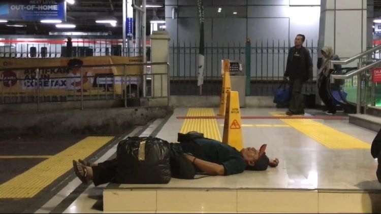 tasiun Cikarang sering kali menjadi tempat bermalam alias ‘hotel dadakan’ bagi para penumpang yang tertinggal jadwal keberangkatan Kereta Lokal maupun Commuter Line (KRL). Keterbatasan jadwal perjalanan, terutama pada malam hari, membuat sejumlah penumpang terpaksa menunggu hingga belasan jam di area stasiun.