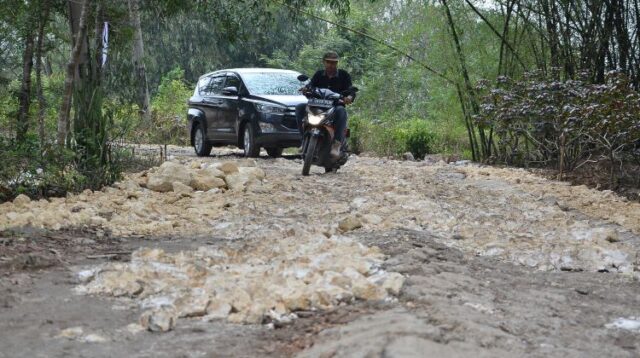 Ilustrasi jalan rusak: DPRD Kabupaten Bekasi mendorong Pemerintah Daerah setempat mencari alternatif sumber pendanaan berbagai kegiatan pembangunan. Salah satu langkah yang diusulkan adalah memaksimalkan potensi Corporate Social Responsibility (CSR) dari perusahaan-perusahaan yang beroperasi di daerah tersebut.