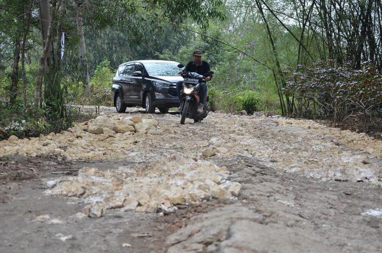 Ilustrasi jalan rusak: DPRD Kabupaten Bekasi mendorong Pemerintah Daerah setempat mencari alternatif sumber pendanaan berbagai kegiatan pembangunan. Salah satu langkah yang diusulkan adalah memaksimalkan potensi Corporate Social Responsibility (CSR) dari perusahaan-perusahaan yang beroperasi di daerah tersebut.