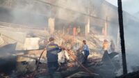 kebakaran pasar cikarang Petugas Pemadam Kebakaran Kabupaten Bekasi saat melakukan pendinginan di area Pasar Baru Cikarang yang terbakar, Selasa (04/11) pagi.