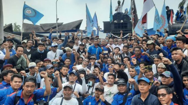 Ribuan massa buruh melakukan aksi unjuk rasa di PT Multistrada Arah Sarana Tbk (Michelin Indonesia) di Desa Karangsari, Kecamatan Cikarang Timur, Kabupaten Bekasi pada Senin (03/11). Aksi massa buruh ini dipicu imbas pemutusan hubungan kerja (PHK) sepihak ratusan karyawan.