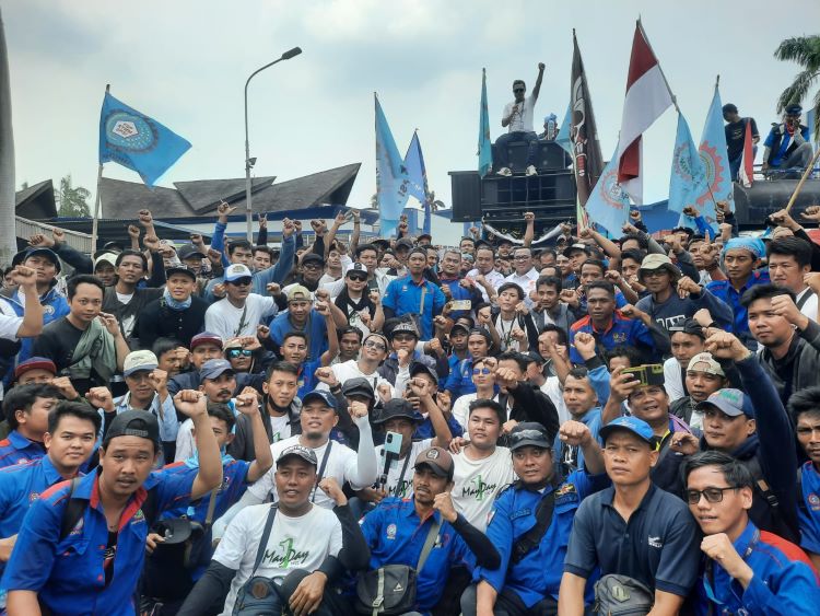 Ribuan massa buruh melakukan aksi unjuk rasa di PT Multistrada Arah Sarana Tbk (Michelin Indonesia) di Desa Karangsari, Kecamatan Cikarang Timur, Kabupaten Bekasi pada Senin (03/11). Aksi massa buruh ini dipicu imbas pemutusan hubungan kerja (PHK) sepihak ratusan karyawan.
