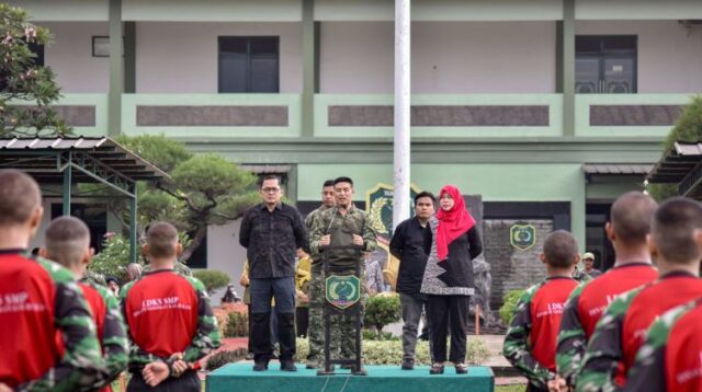 Penjabat Sekretaris Daerah (Sekda) Kabupaten Bekasi, Ida Farida (kanan) saat menutup acara Latihan Dasar Kepemimpinan Siswa (LDKS) tingkat SMP di Markas Yonif 202/Tajimalela, Kota Bekasi beberapa waktu lalu.