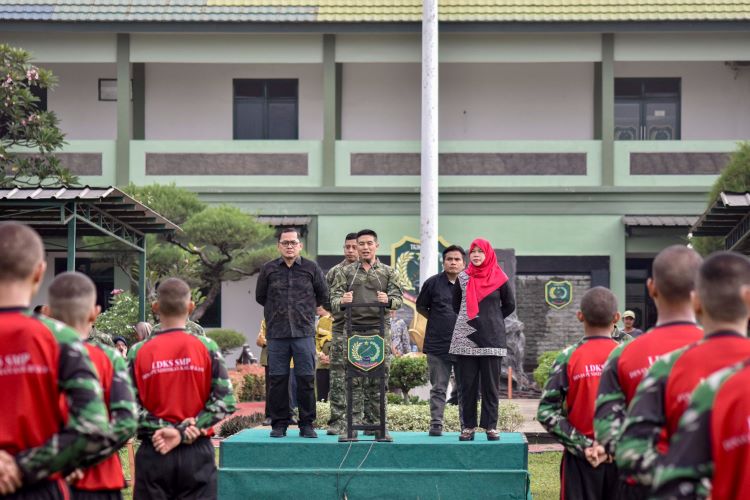 Penjabat Sekretaris Daerah (Sekda) Kabupaten Bekasi, Ida Farida (kanan) saat menutup acara Latihan Dasar Kepemimpinan Siswa (LDKS) tingkat SMP di Markas Yonif 202/Tajimalela, Kota Bekasi beberapa waktu lalu.
