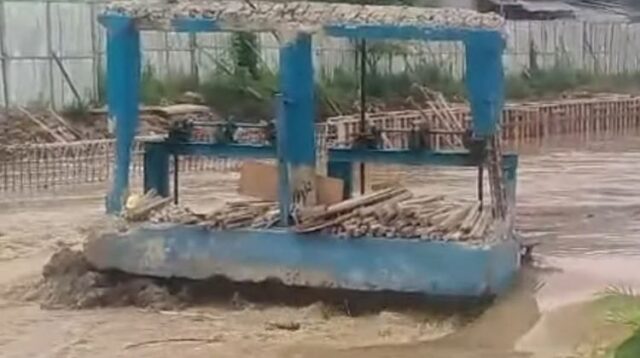 Pintu air menuju Saluran Sekunder Srengseng Hilir yang sudah tidak digunakan imbas adanya proyek pembangunan Bendung Srengseng Hilir