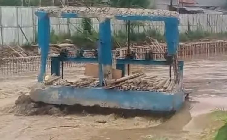 Pintu air menuju Saluran Sekunder Srengseng Hilir yang sudah tidak digunakan imbas adanya proyek pembangunan Bendung Srengseng Hilir
