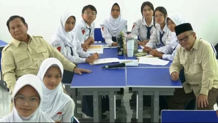 Presiden Prabowo Subianto (kiri) bersama Mendikdasmen Abdul Mu'ti (kanan) meninjau ruang kelas di SMPN 4 Bekasi hari ini, Senin (17/11/2025). (Sumber: Tangkapan Layar YouTube Sekretariat Presiden)