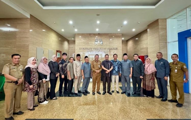 Pemerintah Kabupaten (Pemkab) Bekasi bersama DPRD mengunjungi Kementerian Perlindungan Perempuan dan Anak guna membahas rancangan peraturan daerah (Raperda) tentang Perlindungan Perempuan dan Anak (PPA) Korban Kekerasan.