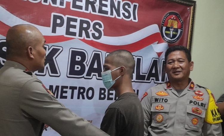 Kepolisian telah mengamankan dua pelaku yang terlibat dalam insiden tawuran yang menewaskan seorang remaja berinisial AS di Desa Babelan Kota, Kecamatan Babelan yakni MND (16) dan IAS (19). MND merupakan pelaku utama yang masih di bawah umur, sedangkan IAS berperan sebagai joki sepeda motor saat kejadian berlangsung.