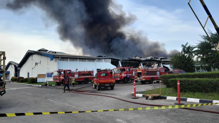 Sebuah kebakaran hebat menghanguskan salah satu pabrik tekstil di Kawasan Industri Jababeka, Desa Harjamekar, Kecamatan Cikarang Utara, Kabupaten Bekasi, pada Selasa (25/11) dini hari. Hingga pukul 10.00 WIB, kobaran api yang disertai asap hitam pekat terlihat membumbung tinggi.