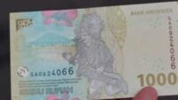 uang 1000 Dewan Perwakilan Rakyat (DPR) RI siap membahas Rancangan Undang-Undang (RUU) Redenominasi Rupiah. Hal ini menyusul rencana pemerintah untuk menyederhanakan nominal mata uang dari Rp1.000 menjadi Rp1 sebagai bagian dari upaya modernisasi sistem keuangan nasional.
