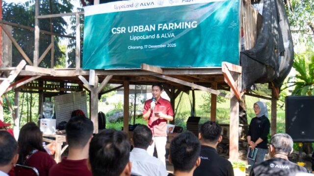 Lippo Cikarang menyalurkan program CSR dengan konsep urban farming di lahan kritis bersama Bambu Foundation.